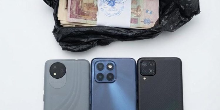 dinero y celulares encontrados en operativo. / Foto: PNC