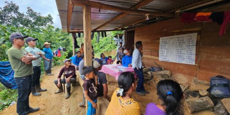 Líderes comunitarios refuerzan sus conocimientos en idiomas poqomchi' y q'eqchi'./Foto: MCD.