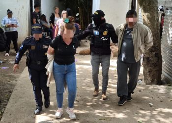 Pareja de esposos capturada tras allanamientos contra el narcomenudeo. / Foto: PNC