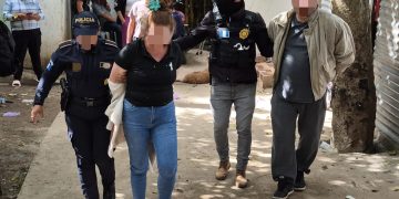 Pareja de esposos capturada tras allanamientos contra el narcomenudeo. / Foto: PNC