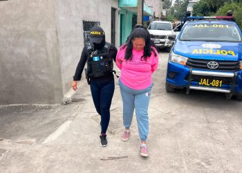 investigadores de la DEIC y fiscales contra el Delito de Extorsión capturaron a Dallana N. / Foto: PNC