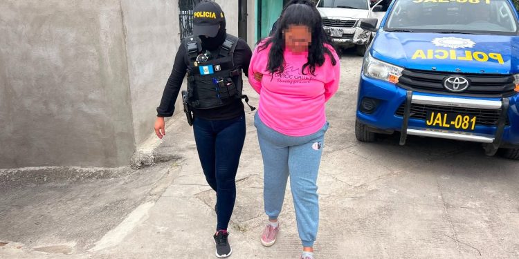 investigadores de la DEIC y fiscales contra el Delito de Extorsión capturaron a Dallana N. / Foto: PNC
