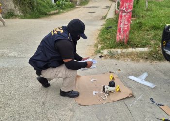 El operativo se desarrolló en el sector Lomas de San José, donde los dispositivos habían sido instalados de forma ilegal en postes del alumbrado público. / Foto: PNC