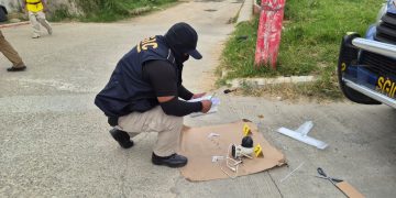 El operativo se desarrolló en el sector Lomas de San José, donde los dispositivos habían sido instalados de forma ilegal en postes del alumbrado público. / Foto: PNC