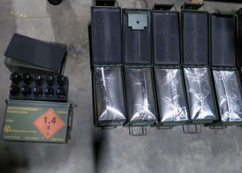 De acuerdo con la información proporcionada por la PNC, en cada una de las siete cajas metálicas fueron encontrados 10 artefactos explosivos especiales, para un total de 70 explosivos. / Foto: PNC