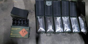 De acuerdo con la información proporcionada por la PNC, en cada una de las siete cajas metálicas fueron encontrados 10 artefactos explosivos especiales, para un total de 70 explosivos. / Foto: PNC