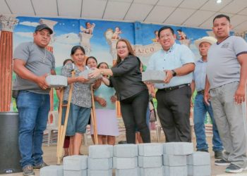 Entregan tubos y adoquines para fortalecer necesidades de la población en aldea Maraxcó, Chiquimula