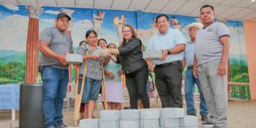 Entregan tubos y adoquines para fortalecer necesidades de la población en aldea Maraxcó, Chiquimula