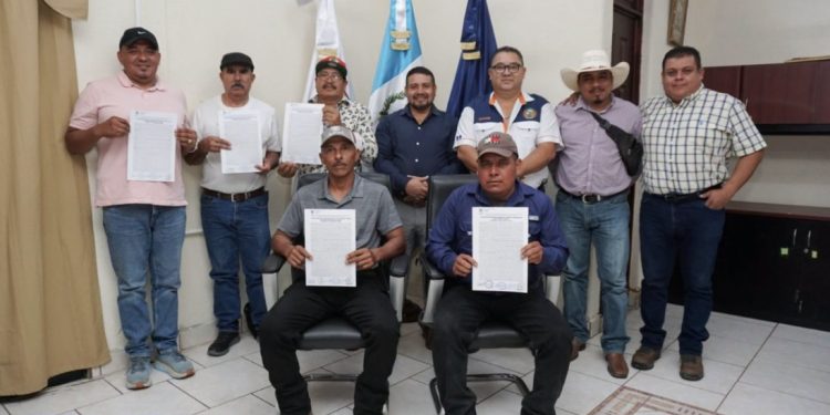 Jutiapa firma 27 convenios para fortalecer infraestructura, agua, saneamiento y desarrollo comunitario