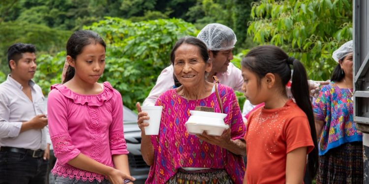 Comedor social móvil lleva alimentación digna y gratuita a familias de Tamahú