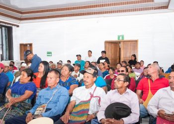 Firman convenios para el mejoramiento de caminos rurales en comunidades de Rabinal