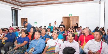Firman convenios para el mejoramiento de caminos rurales en comunidades de Rabinal