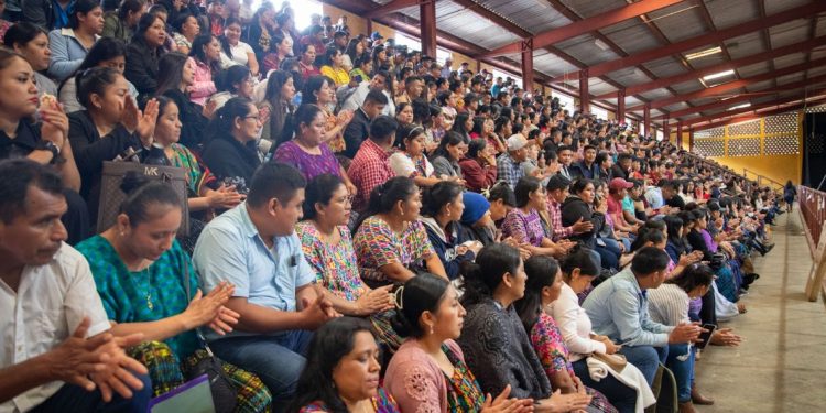 Fortalecen el sistema educativo con nuevos nombramientos docentes en Alta Verapaz