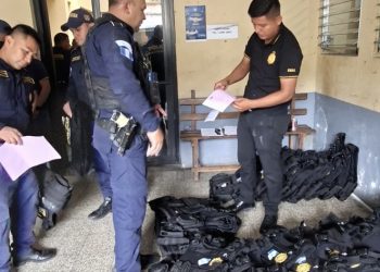 PNC entrega chalecos antibalas a agentes de Santa Rosa