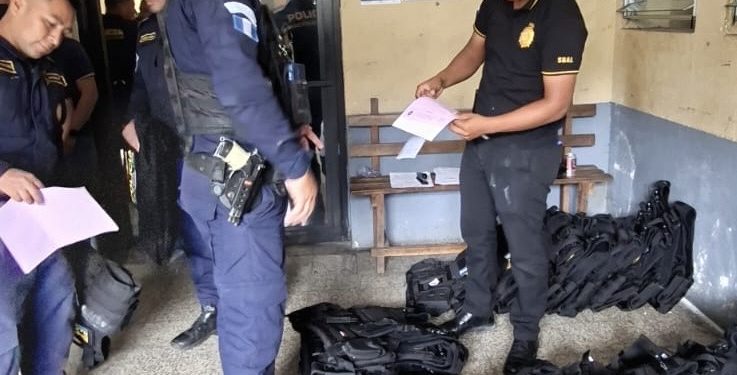 PNC entrega chalecos antibalas a agentes de Santa Rosa
