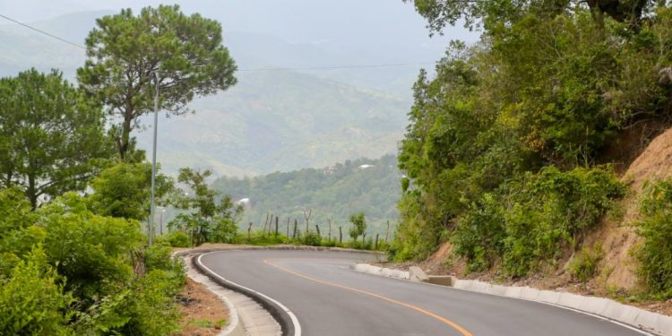 Verifican avances del mejoramiento de la carretera RD-CHI-05 en El Palmar, Chiquimula
