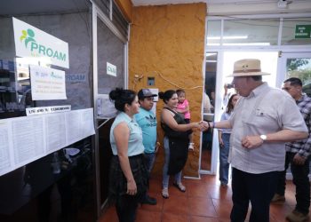 Presidente destaca ahorro en medicamentos durante visita a la Gran Farmacia Proam de Chiquimula