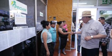Presidente destaca ahorro en medicamentos durante visita a la Gran Farmacia Proam de Chiquimula