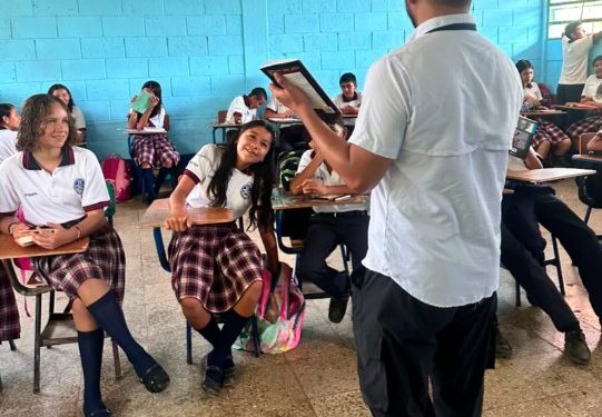 Jóvenes de San Juan Tecuaco fortalecen el hábito lector mediante la expresión artística