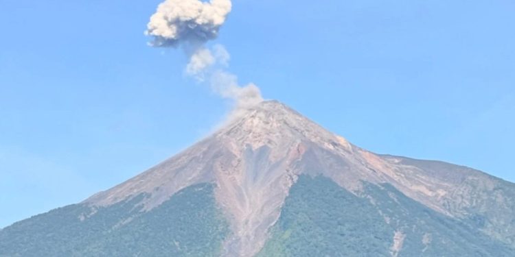 Insivumeh advierte dispersión de ceniza por actividad del volcán de Fuego