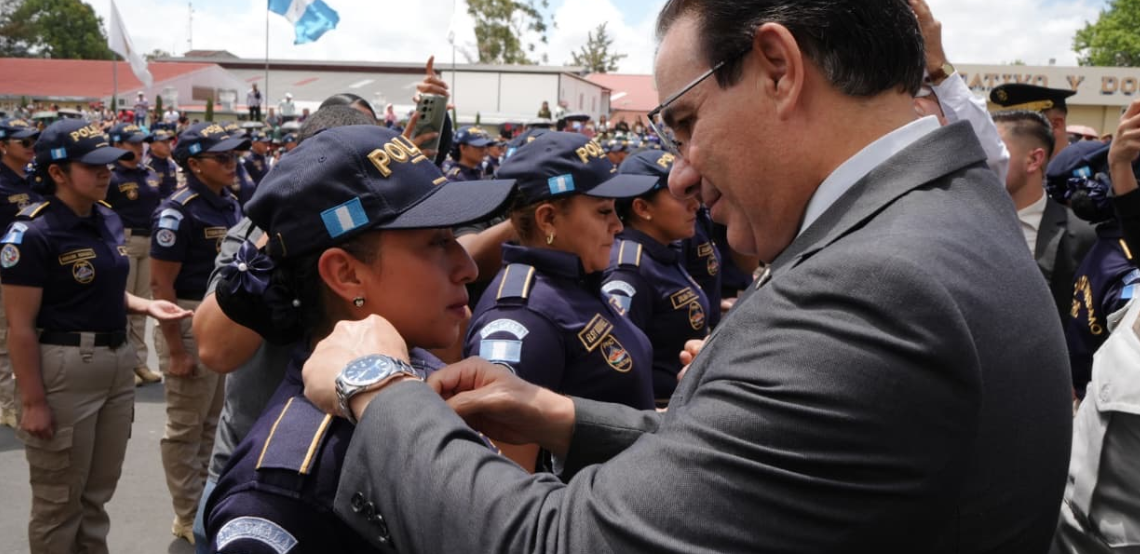 Nuevos policías de turismo velarán por la seguridad de visitantes a Guatemala