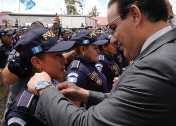 Nuevos policías de turismo velarán por la seguridad de visitantes a Guatemala