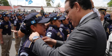 Nuevos policías de turismo velarán por la seguridad de visitantes a Guatemala