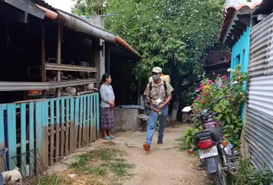 Salud realiza acciones de nebulización para proteger contra el dengue a comunidades de San Pedro Sacatepéquez