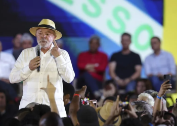 Lula promete invertir más en defensa al lanzar su candidatura presidencial de Brasil
