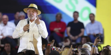 Lula promete invertir más en defensa al lanzar su candidatura presidencial de Brasil
