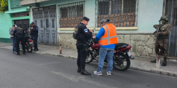 a Policía Nacional Civil (PNC), en coordinación con el Ejército de Guatemala, mantiene este lunes el despliegue del Plan Anillo de Contención en distintos sectores de la Ciudad de Guatemala. / Foto: PNC