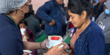 Mides brinda alimentación a personas albergadas por erupción del volcán de Fuego./Foto: Mides.
