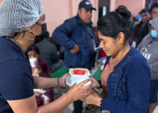 Mides brinda alimentación a personas albergadas por erupción del volcán de Fuego./Foto: Mides.