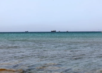 Fotografía de archivo de algunos barcos transitando por el estrecho de Ormuz, vistos desde Omán. EFE