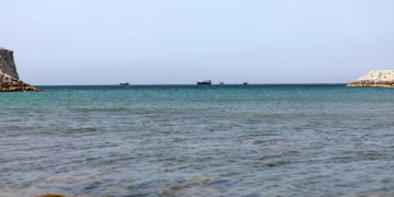 Fotografía de archivo de algunos barcos transitando por el estrecho de Ormuz, vistos desde Omán. EFE