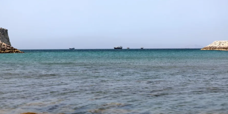 Fotografía de archivo de algunos barcos transitando por el estrecho de Ormuz, vistos desde Omán. EFE