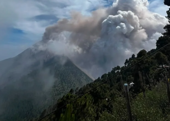 La actividad del #VolcánDeFuego mantiene el descenso de corrientes de densidad piroclástica hacia la Barranca Santa Teresa y Seca