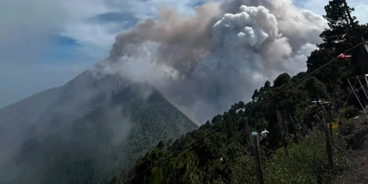 La actividad del #VolcánDeFuego mantiene el descenso de corrientes de densidad piroclástica hacia la Barranca Santa Teresa y Seca