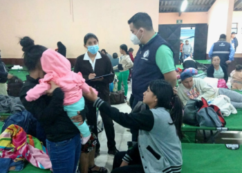 Equipos de salud atienden a personas albergadas tras actividad del volcán de Fuego