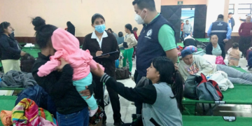 Equipos de salud atienden a personas albergadas tras actividad del volcán de Fuego