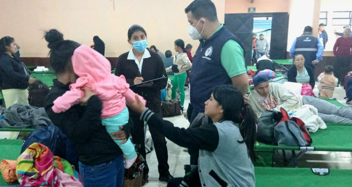Equipos de salud atienden a personas albergadas tras actividad del volcán de Fuego