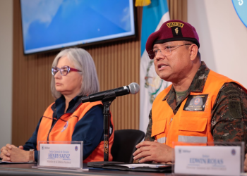 Ejército brinda seguridad en albergues y zonas afectadas por erupción del volcán de Fuego./Foto: Álex Jacinto.