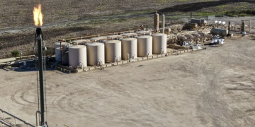 El petróleo de Texas sube un 1,4 %, a 76,27 dólares, pendiente de acuerdo para abrir Ormuz