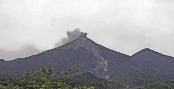 Insivumeh: Volcán de Fuego reduce su actividad, pero mantiene explosiones y caída de ceniza