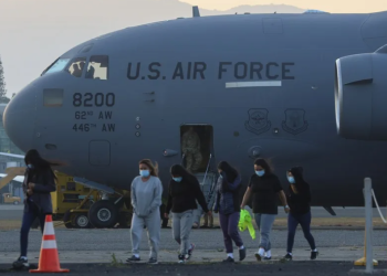 Estados Unidos busca localizar en el extranjero a migrantes deportados para cobrarles multas