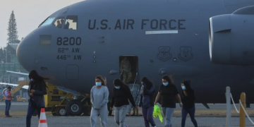 Estados Unidos busca localizar en el extranjero a migrantes deportados para cobrarles multas