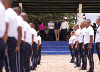 El ministro de Gobernación, Marco Antonio Villeda, supervisó recientemente el proceso de formación y entrenamiento táctico de los futuros guardias penitenciarios. / Foto: Mingob