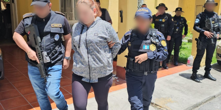 La detenida fue identificada como Wendy N, de 39 años, quien fue aprehendida el domingo 9 de agosto. / Foto: PNC