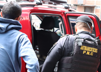 Los elementos policiales utilizan dispositivos digitales para realizar consultas de solvencia y verificar información de personas y vehículos. / Foto: PNC