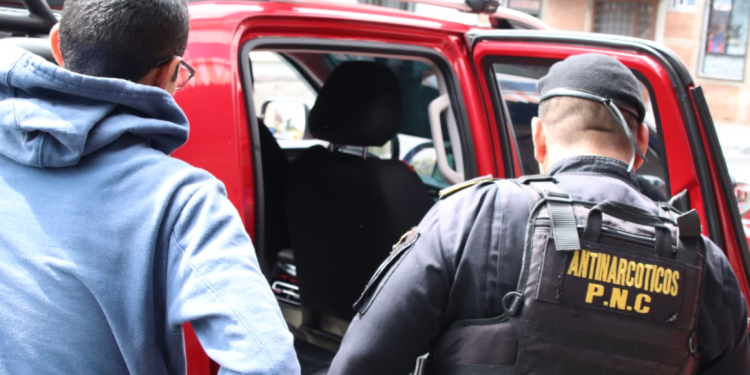 Los elementos policiales utilizan dispositivos digitales para realizar consultas de solvencia y verificar información de personas y vehículos. / Foto: PNC